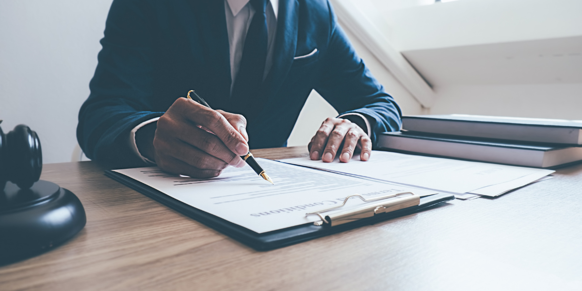 書類を書く男性