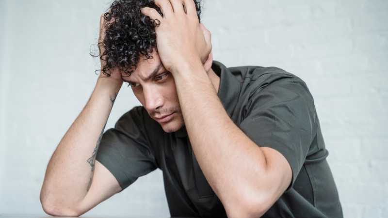 頭を抱えて悩む